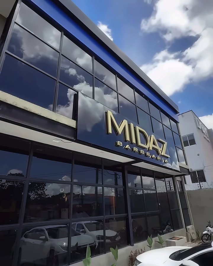 Prédio da Midaz na Av. Dom Severino, com a faixa azul e o letreiro dourado