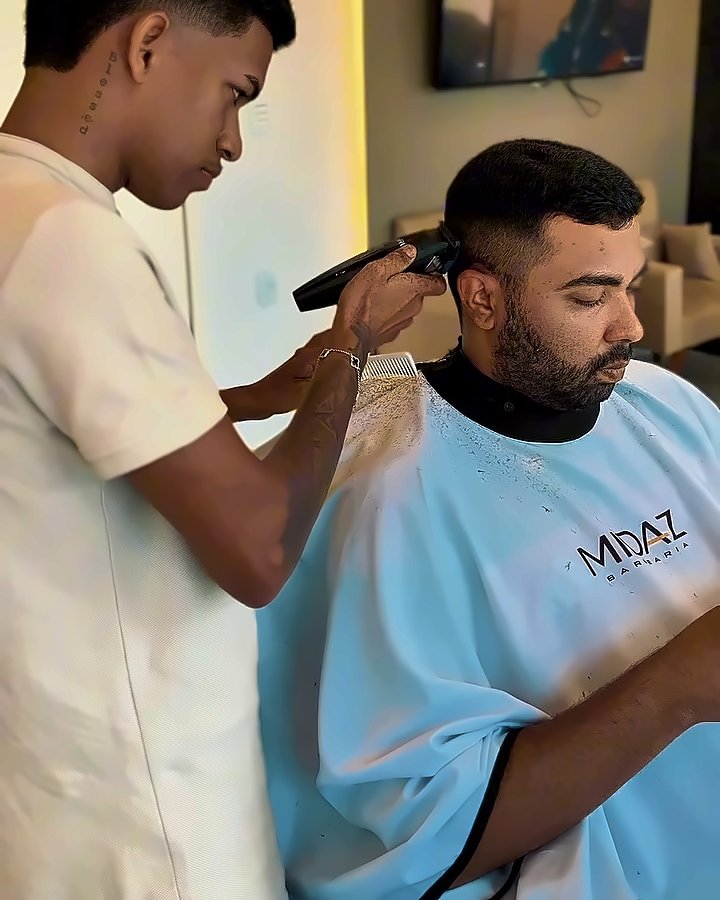 Barbeiro acertando o corte com a máquina