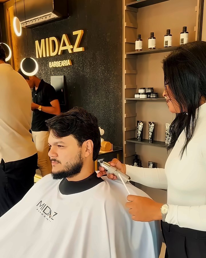 Barbeira finalizando o corte do cliente