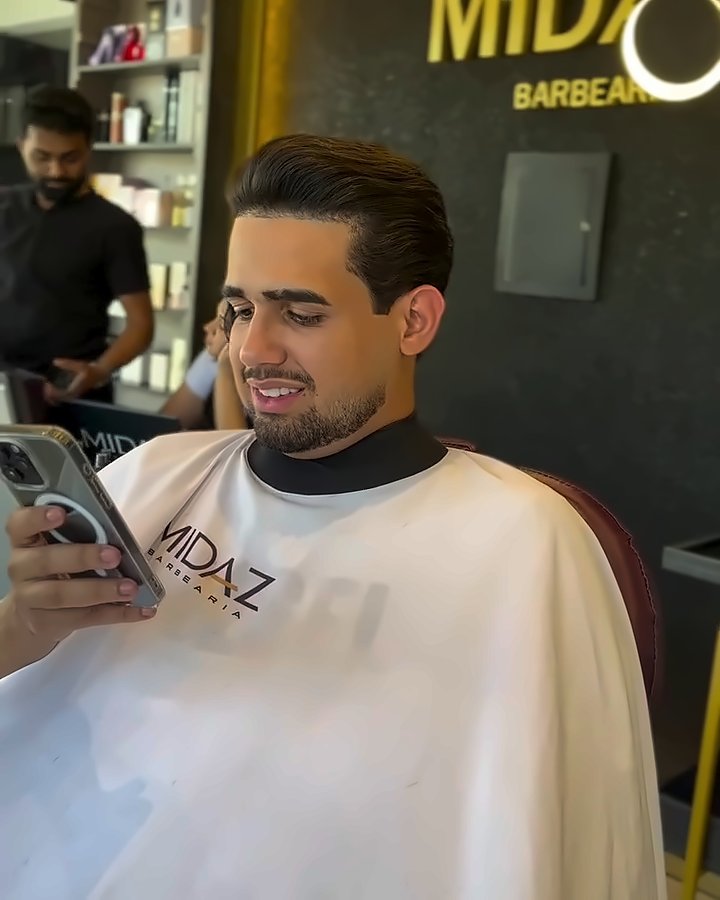Cliente sorrindo na cadeira depois do corte