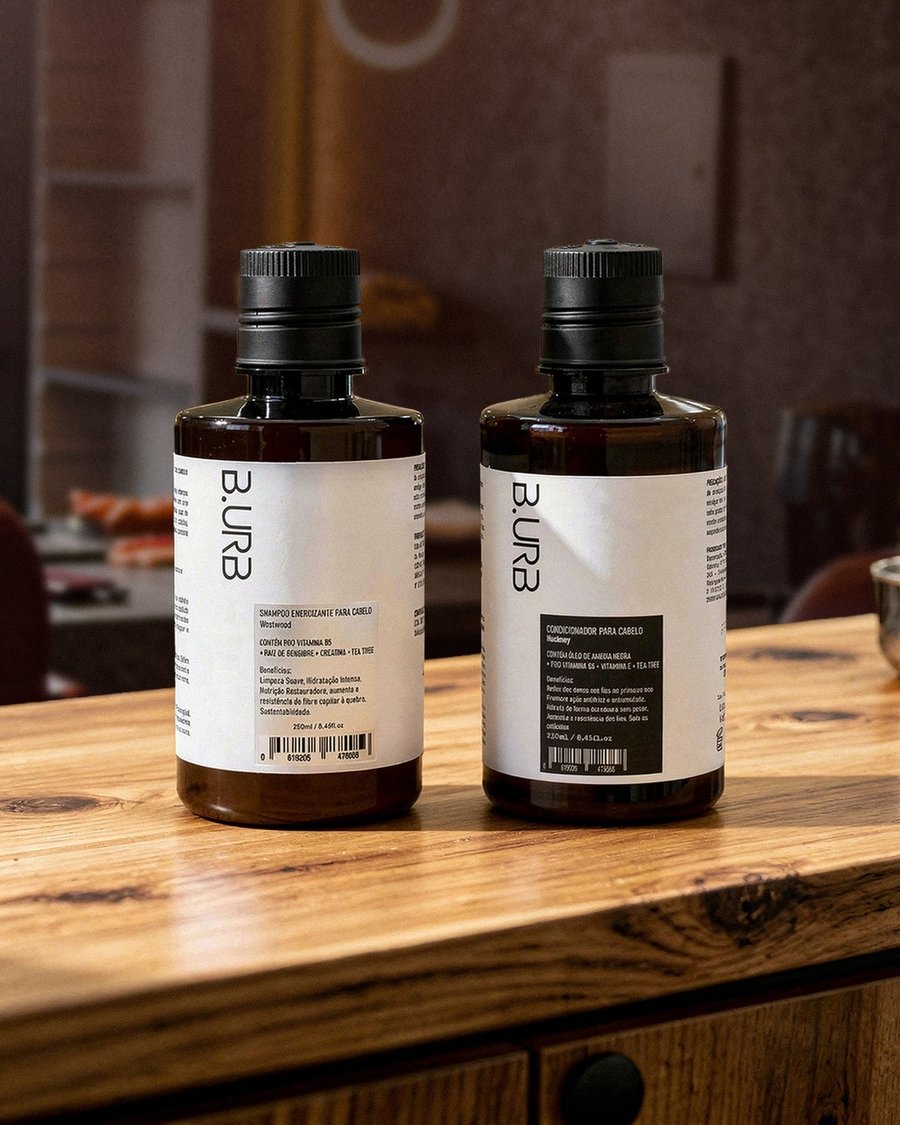 Frascos de produto para cabelo e barba sobre a bancada de madeira